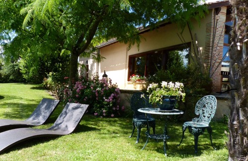 Realville House | Realville gîte with swimming pool sleeps 4