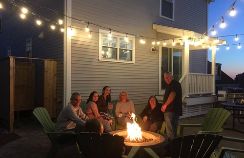 Newport East House | Recent Construction, Fire Pit, Kayaks, Close to Town, and Beach. Easton’s Point.