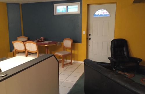 Calgary Apartment | Recently Renovated Spacious 2 Bedroom Pet-Friendly Suite