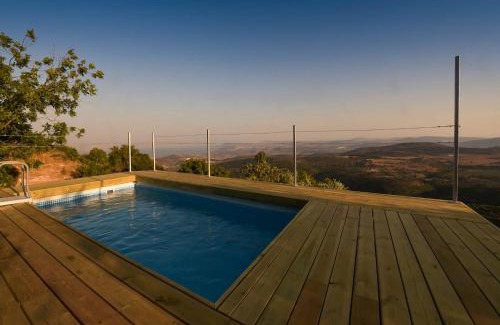 Amirim Cabin | Red and White אדום לבן