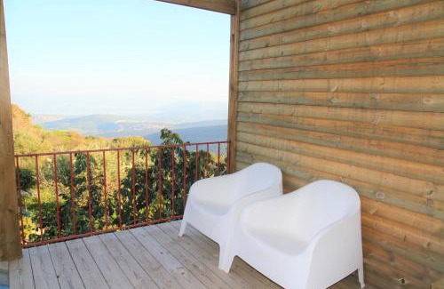 Amirim Cabin | Red and White אדום לבן