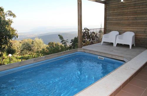 Amirim Cabin | Red and White אדום לבן