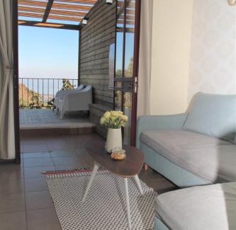 Amirim Cabin | Red and White אדום לבן