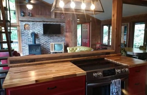 Bellville Apartment | Red Bend cabin overlooking the river with hot tub.