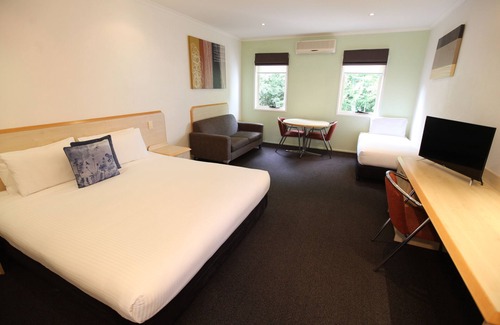 Woombye Hotel | Red Bridge Motor Inn