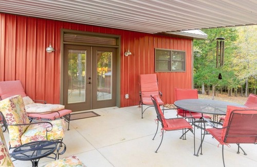 Springville Cabin | Red Cabin on Kentucky Lake. Peaceful and pet friendly with a partial lake view.
