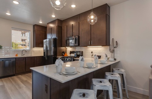 St. George House | Red Desert Loft Resort 37| Pickleball Courts, Foosball, Resort Pool with Waterslide & Jacuzzi!
