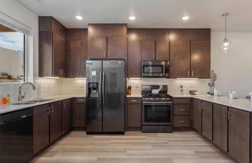 St. George House | Red Desert Loft Resort 37| Pickleball Courts, Foosball, Resort Pool with Waterslide & Jacuzzi!