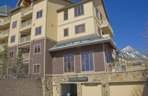 River Run Hotel | Red Hawk Lodge 2200