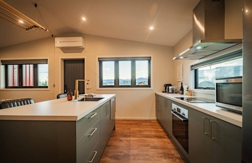 Twizel Cabin | Red Hut - breathtaking scenery with a touch of luxury, Twizel
