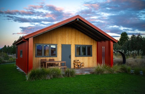 Twizel Cabin | Red Hut - breathtaking scenery with a touch of luxury, Twizel