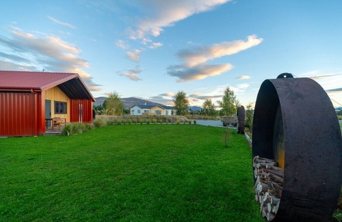 Twizel Cabin | Red Hut - breathtaking scenery with a touch of luxury, Twizel