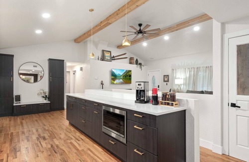 Barths House | Red Rocks + HOT TUB + Bocce Ball + PICKLEBALL+ Fire Pit + 8 Beds + ARCADE
