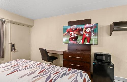 Lansing Hotel | Red Roof Inn Lansing East - MSU