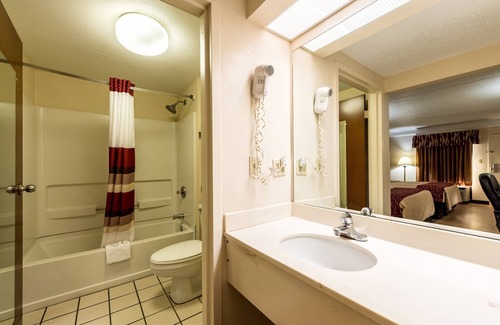 Clinton Hotel | Red Roof Inn & Suites Clinton, TN