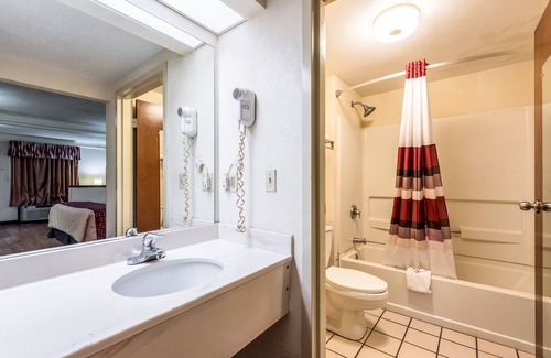 Clinton Hotel | Red Roof Inn & Suites Clinton, TN