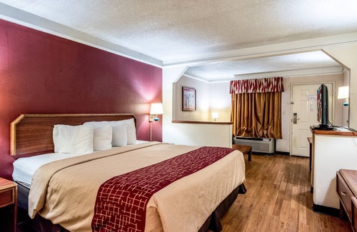 Clinton Hotel | Red Roof Inn & Suites Clinton, TN