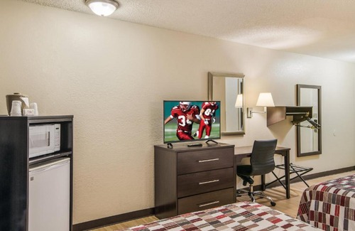 Florida Panhandle Hotel | Red Roof Inn & Suites Pensacola East - Milton