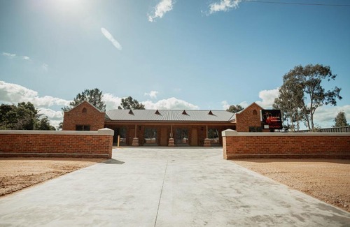 Huntly Hotel | Red Waratah Accommodation