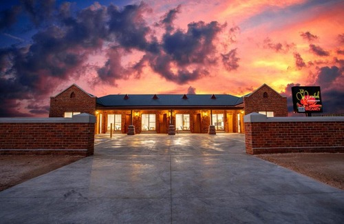 Huntly Hotel | Red Waratah Accommodation