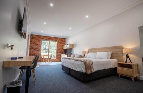 Huntly Hotel | Red Waratah Accommodation