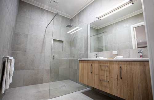 Huntly Hotel | Red Waratah Accommodation