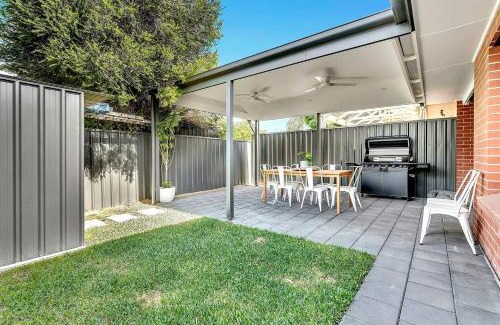 Glenelg North House | Redbrick Retreat - Generous Coastal Escape