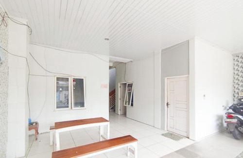 Madiun Hotel | RedDoorz at Griya Jeniee Near Stadion Wilis Madiun