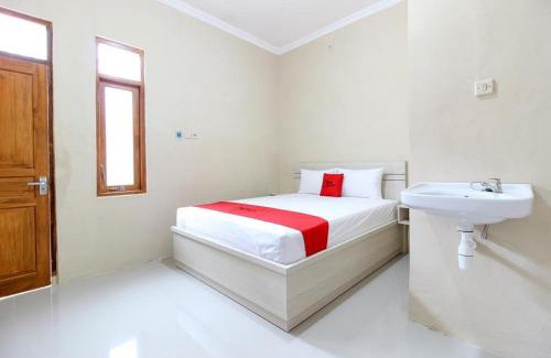 Banjarsari House | RedDoorz near Balekambang City Park