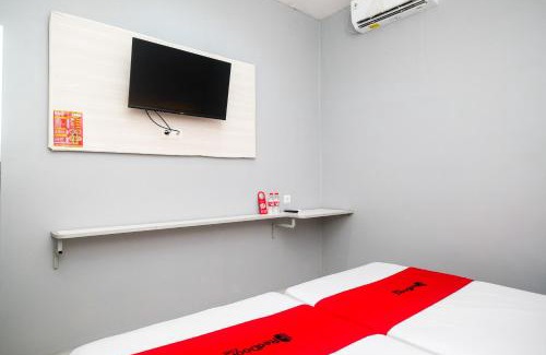 Batang Hotel | RedDoorz near Exit Tol Pekalongan