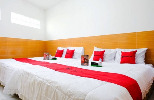 Kopeng Hotel | RedDoorz near STAB Syailendra Kopeng