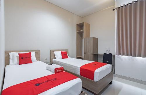 West Cirebon Hotel | RedDoorz Plus @ Cirebon City Center