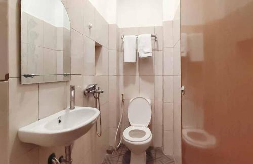 Medan Hotel | RedDoorz Plus @ Jalan Letda Sujono Medan 2