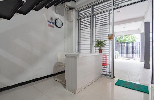 Bandung Hotel | RedDoorz Syariah At Afifah Guest House near Bikasoga Sport Center