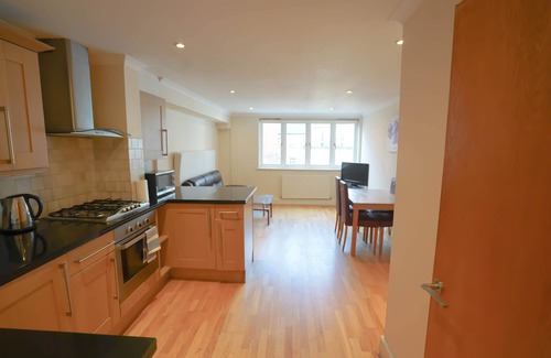 Waterloo Apartment | *Reduced* Zone 1 Waterloo Apartment w/En-suite
