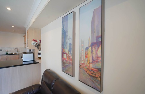 Waterloo Apartment | *Reduced* Zone 1 Waterloo Apartment w/En-suite