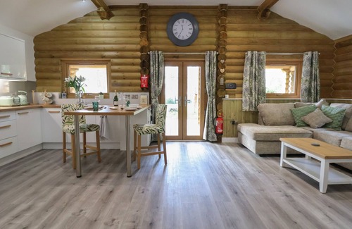 Welsh Frankton Cottage | REDWOOD LODGE, pet friendly, with a garden in Ellesmere
