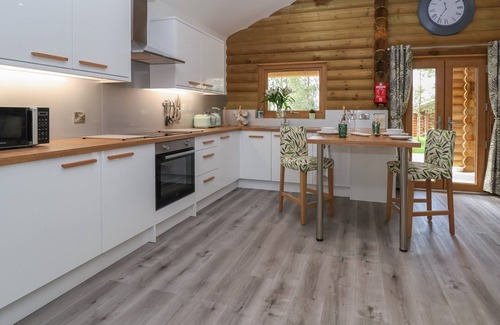 Welsh Frankton Cottage | REDWOOD LODGE, pet friendly, with a garden in Ellesmere