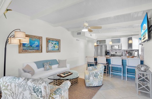 Key Colony Beach House | Reel and Relax-Key Colony Beach 2BR, Cabana Club, 40’ dock & 5 min to Atlantic