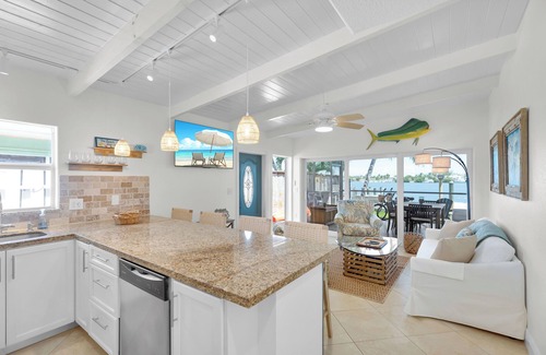 Key Colony Beach House | Reel and Relax-Key Colony Beach 2BR, Cabana Club, 40’ dock & 5 min to Atlantic