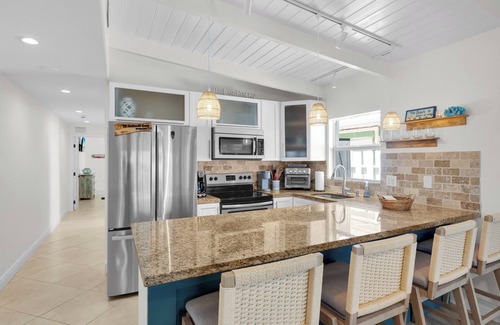 Key Colony Beach House | Reel and Relax-Key Colony Beach 2BR, Cabana Club, 40’ dock & 5 min to Atlantic