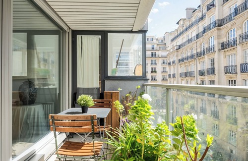 Neuilly-sur-Seine Apartment | Refined Retro, by Veeve