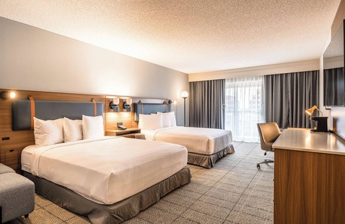 Richardson Hotel | Refreshing Pool Stay Near UTD | Gym, Swimming Pool & Pet-Friendly