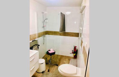 Plouedern Apartment | Refuge des voyageurs - chambre suite et cuisine en rdc