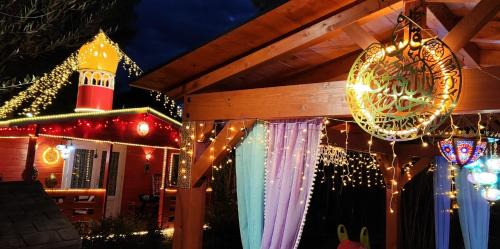 Albacete House | Refugio madera estilo árabe con estatuas, estanques y un pequeño zoo