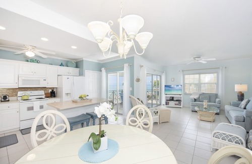 Seven Mile Beach Condo | Regal Beach Club #122: 2BR Ocean View Condo on 7 Mile Beach w/Pools & Tennis