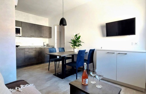 Old Town Apartment | Regarda - Baur Suite 2, design apartment in the centre of Bardolino