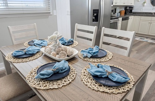 Crescent Beach Condo | Regency Towers~ 3bed2Bath~Poolside Tiki bar~Sleeps 10