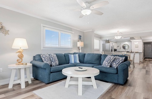 Crescent Beach Condo | Regency Towers~ 3bed2Bath~Poolside Tiki bar~Sleeps 10