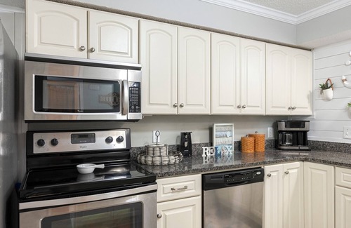 Crescent Beach Condo | Regency Towers~ 3bed2Bath~Poolside Tiki bar~Sleeps 10